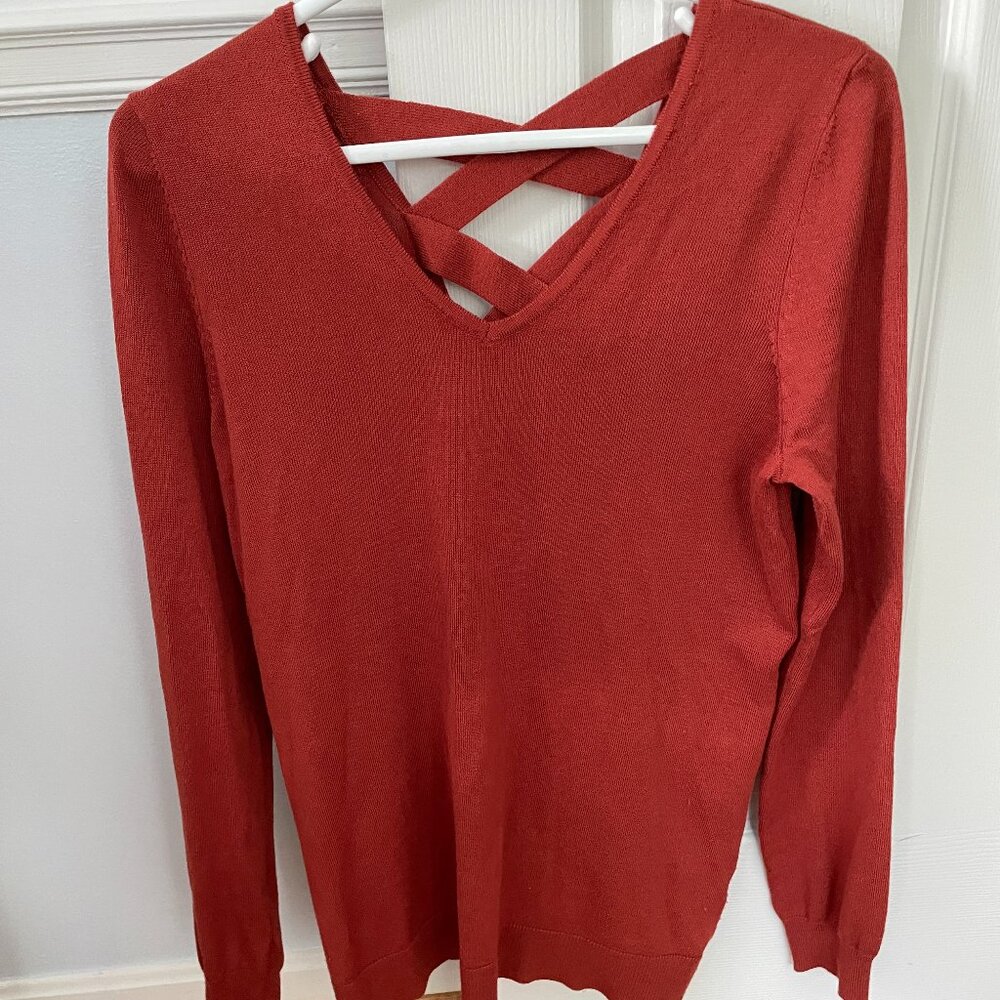 Rust sweater with stylish cross-hatch back